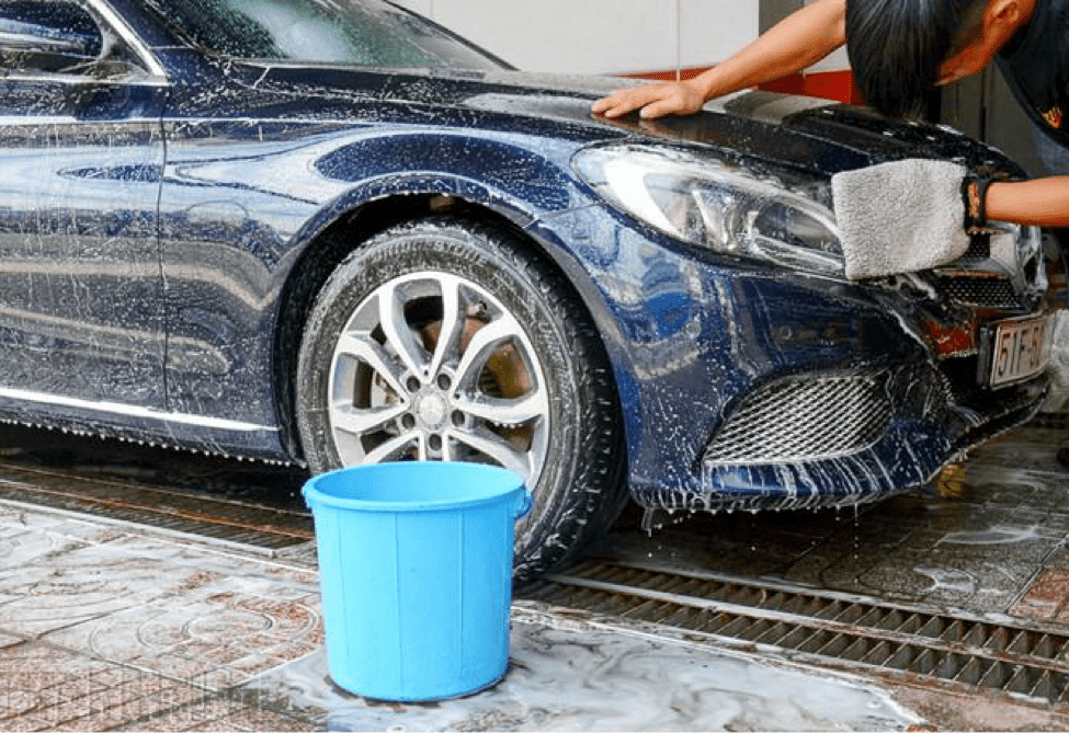 rửa xe ô tô bằng xà phòng